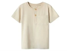 Beige kortærmet t-shirt med knaplukning og brystlomme fra Name It 13241255 Peyote